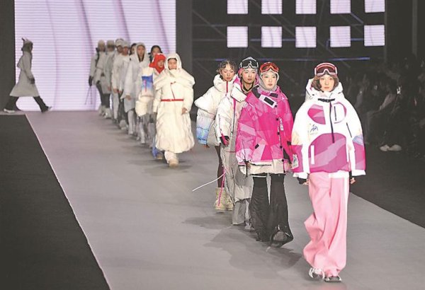 这次大赛以“冰雪同梦 华彩霓裳”为主题体育集锦