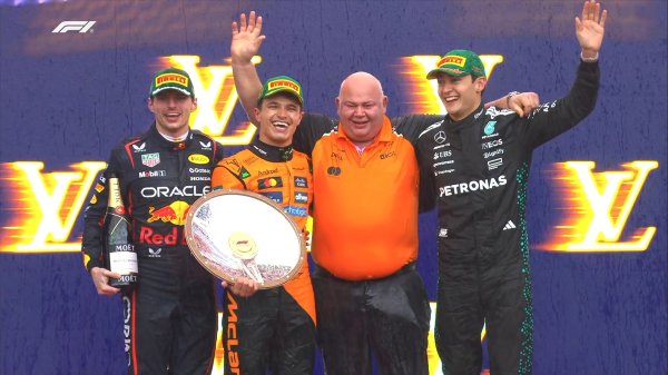 迈凯伦的诺里斯嘱托了来其后方维斯塔潘的压力体育录像/图片