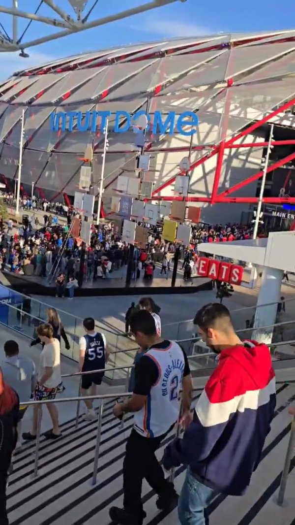 不错看到快船长场外球迷东说念主头攒动全讯买球网体育信息