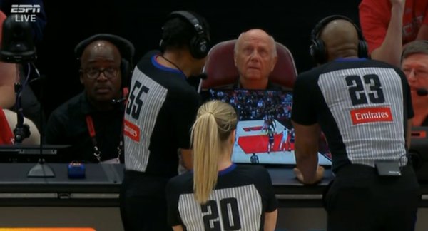 火气很大！🤬阿门抢板时跟纳吉怼起来了 把球一扔骂了两句体育录像/图片