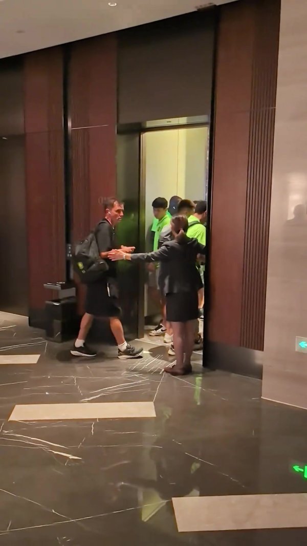 赛后国安球员王刚和张玉宁与远征球迷发生蛮横争持体育集锦