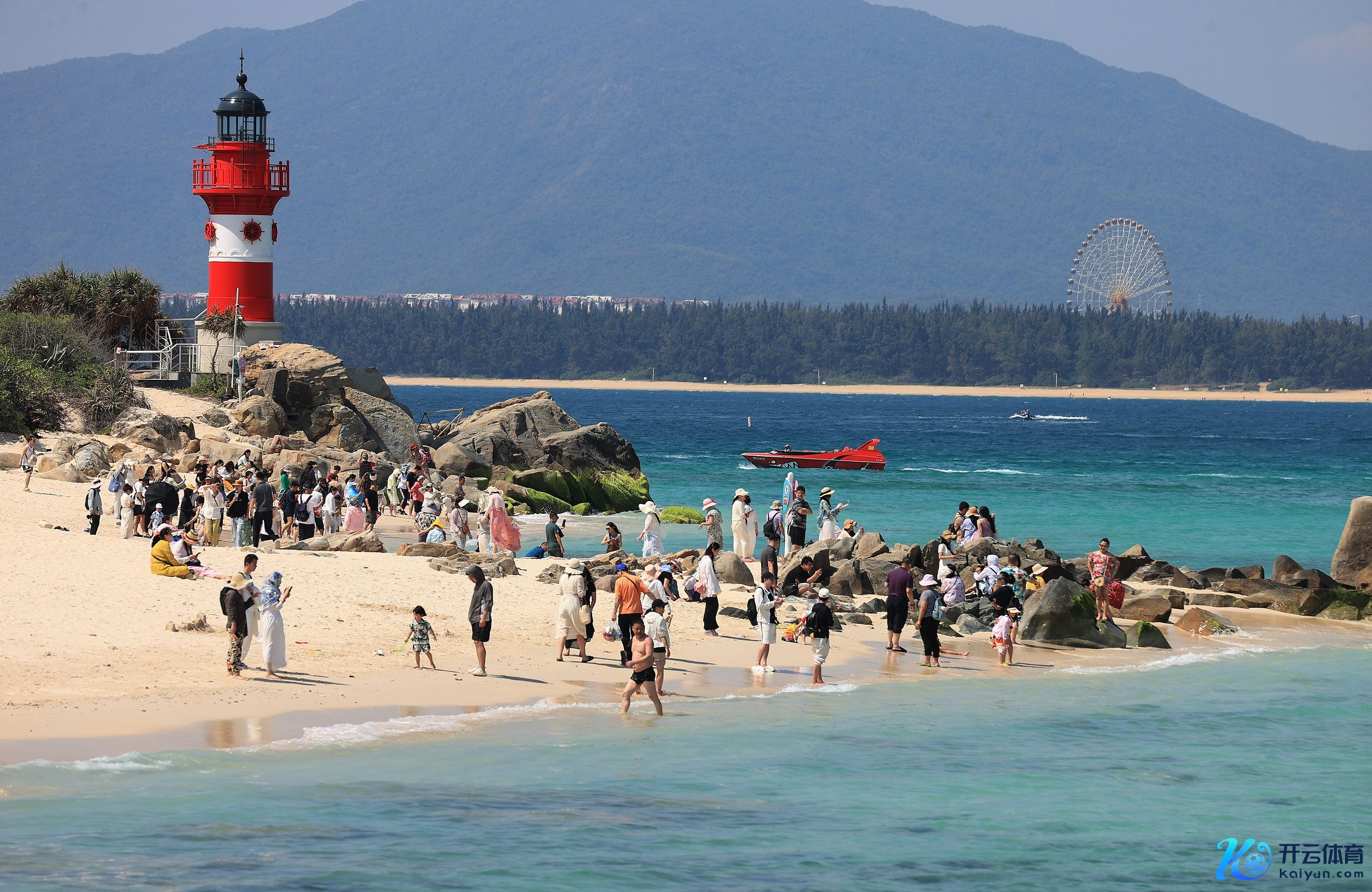 日前，海南三亚蜈支洲岛景区，海水蔚蓝，繁多旅客来到海边踏浪平静。（图片源泉：视觉中国）