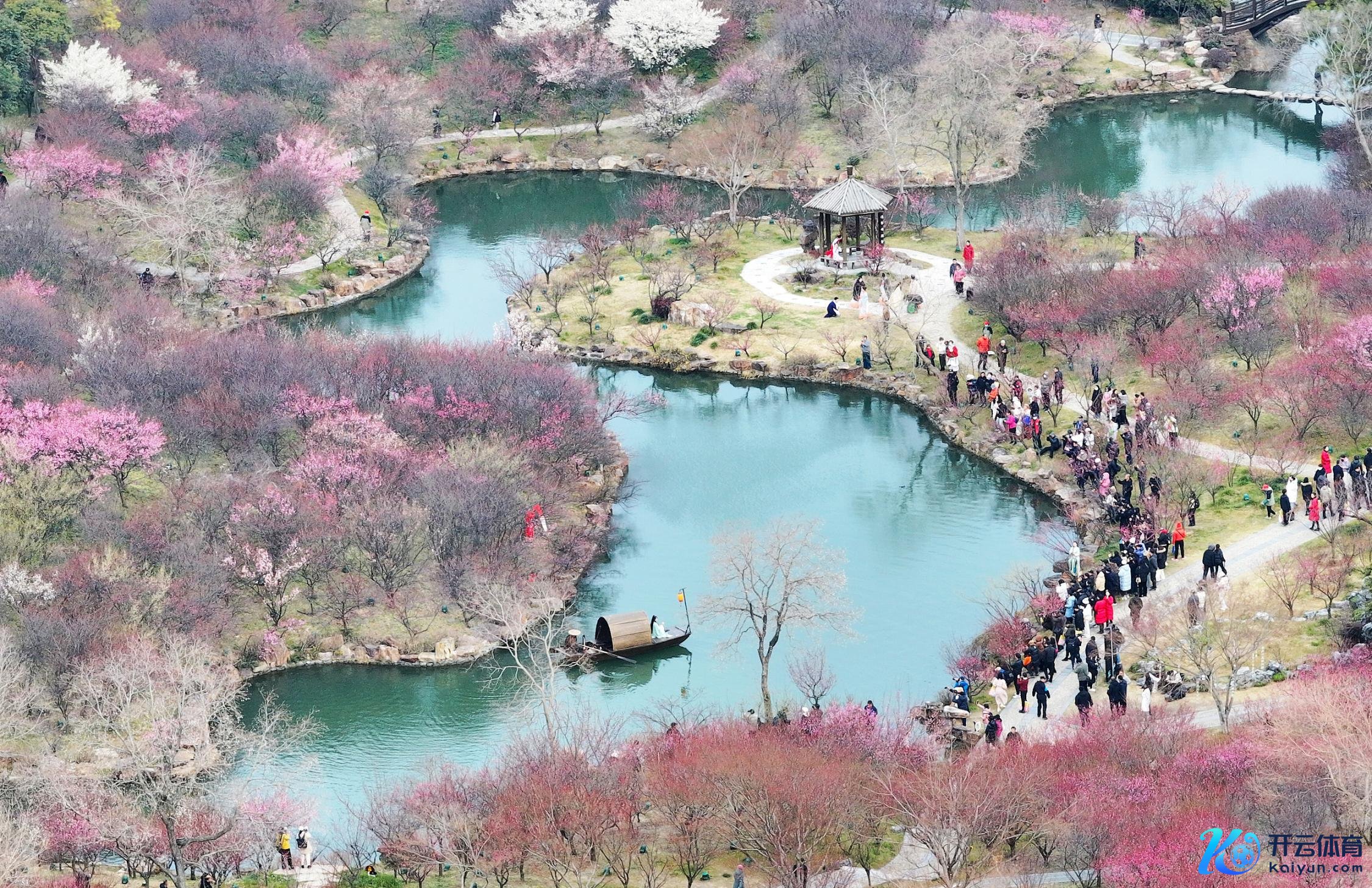 2月20日，江苏扬州，旅客在瘦西湖风景区内“湖上梅林”赏花游玩。（图片源泉：视觉中国）
